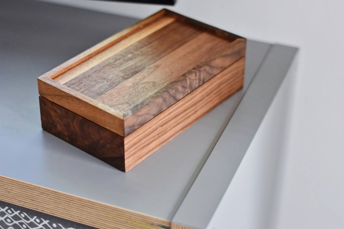 Comparison chart of common woods used in keepsake boxes showing durability, moth resistance, and cost: cedar (high resistance, mid-cost), walnut (excellent durability, high cost), cherry (good stability, mid-high cost), pine (low durability, low cost)