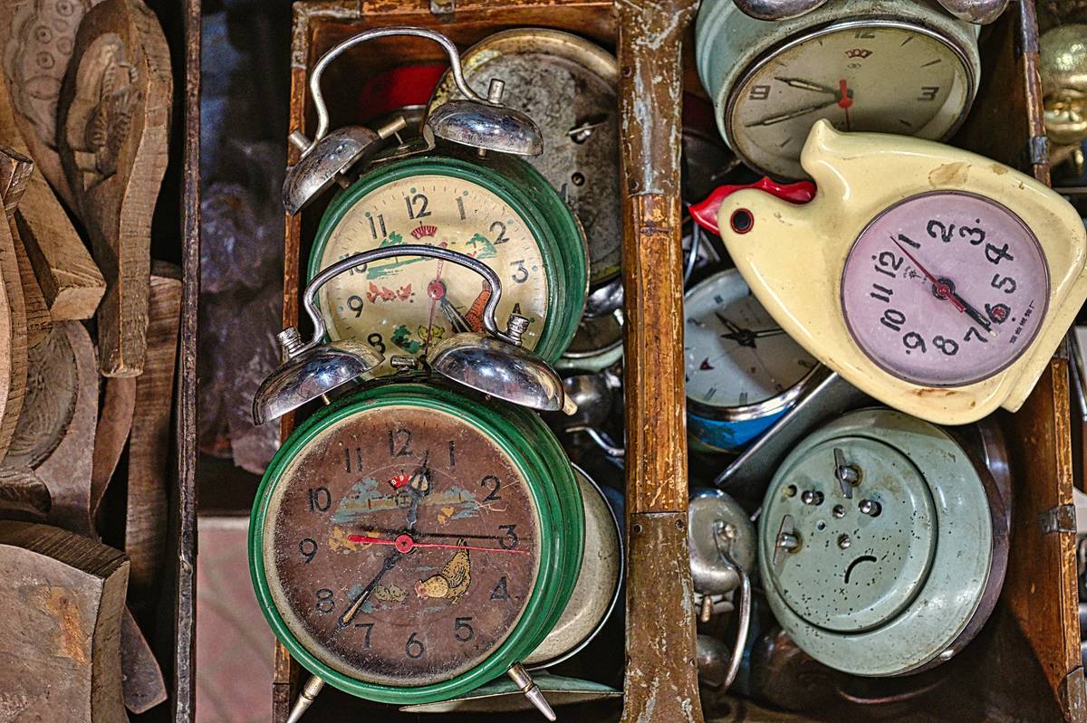 Infographic showing proper vs improper storage conditions for vintage timekeeping devices, highlighting humidity control, UV exposure, and magnetic interference risks