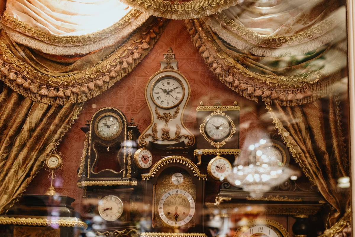 Timekeeping Device Keepsake Boxe How To: Preserve Memories & Mechanics with Style