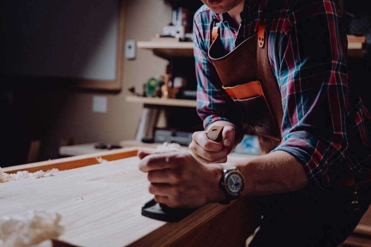Comparison chart of wood types for keepsake boxes: cedar, walnut, maple, and pine showing moisture resistance, scent, grain pattern, and archival safety